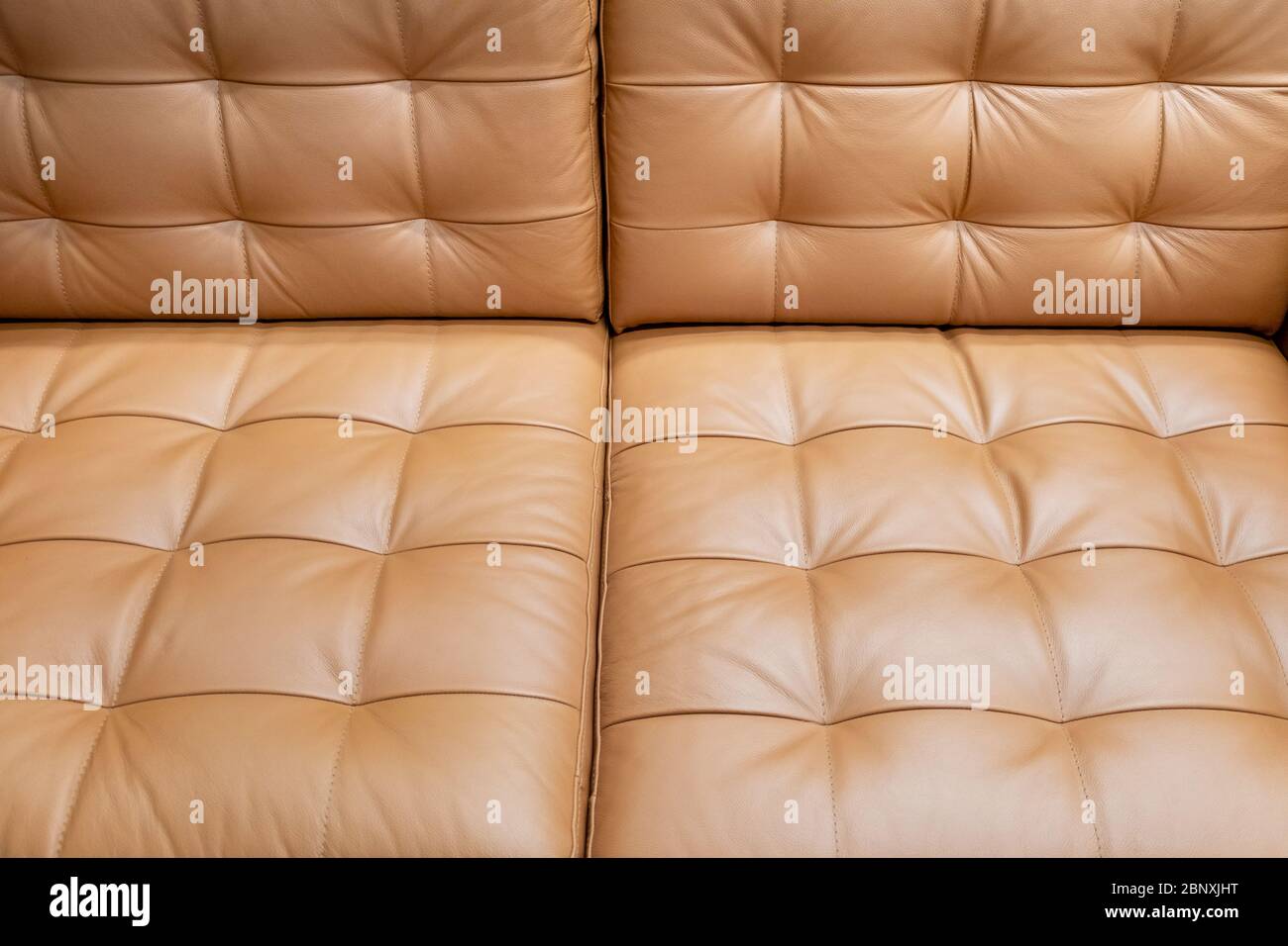 Vintage holprigen braunen Leder Hintergrund Sofa. Nahaufnahme Stockfoto