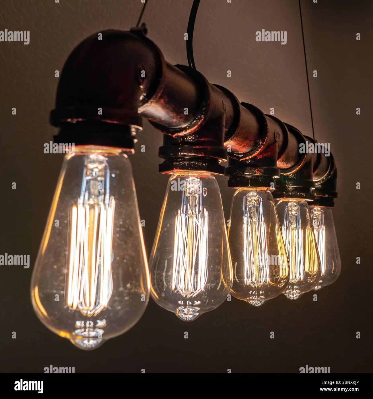 Eine alte Industrielampe in Form von alten Röhren und eddison-Lampen Stockfoto