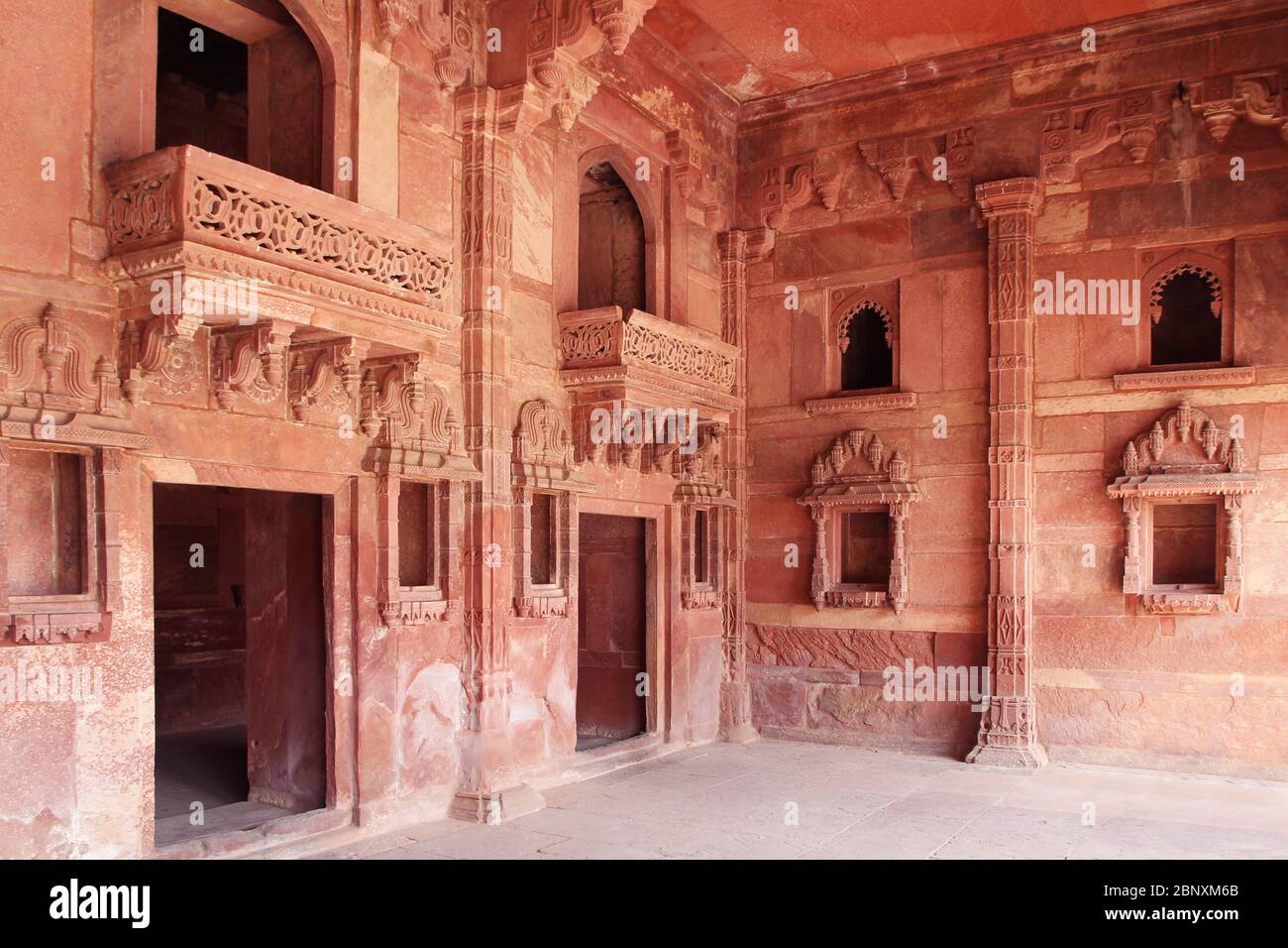 Indische Kunst: Beeindruckendes Interieur des Fatehpur Sikri Palastes in der Nähe von Agra Stockfoto