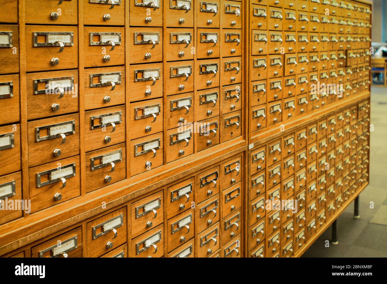 Ein antiquiertes Buchsortiersystem in einer Bibliothek. Stockfoto