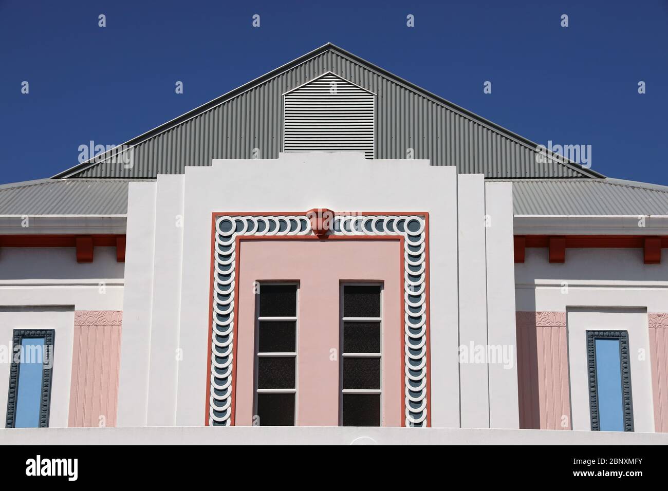 Art déco-Architektur aus den 1930er Jahren. Fassade eines stilvollen Gebäudes nach dem Erdbeben von 1931 in Napier, Hawke's Bay, North Island, Neuseeland. Keine Leute Stockfoto