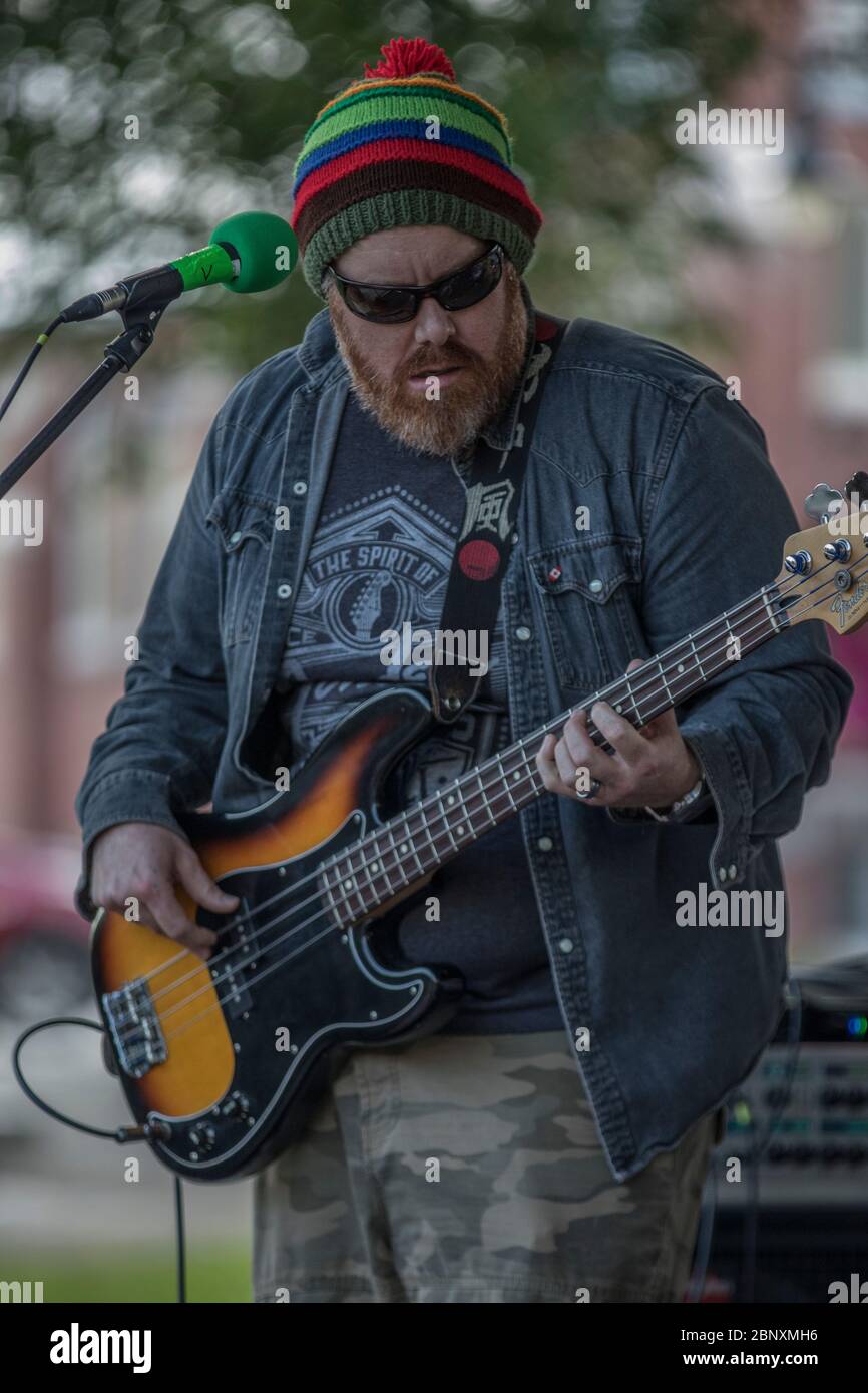 Bassist, in Rock and Roll Band, Auftritt bei Outdoor-Konzert Stockfoto