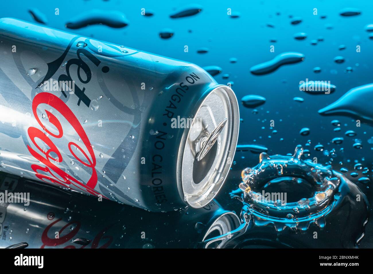 Bedford, Großbritannien, Mai 16,2020. Diät Cola, Coca-Cola light oder Light Geschmack Coca-Cola Dose mit Wasserspritzern auf schwarzem Hintergrund und Wassertropfen Stockfoto