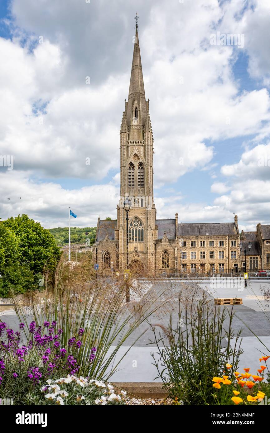 Die Kirche des heiligen Johannes des Evangelisten mit Blumen im Vordergrund in einem verlassenen Stadtzentrum, das am 2. Mai 16 aufgrund der Sperrung des Coronavirus in Bath, Somerset, Großbritannien, gesperrt wurde Stockfoto