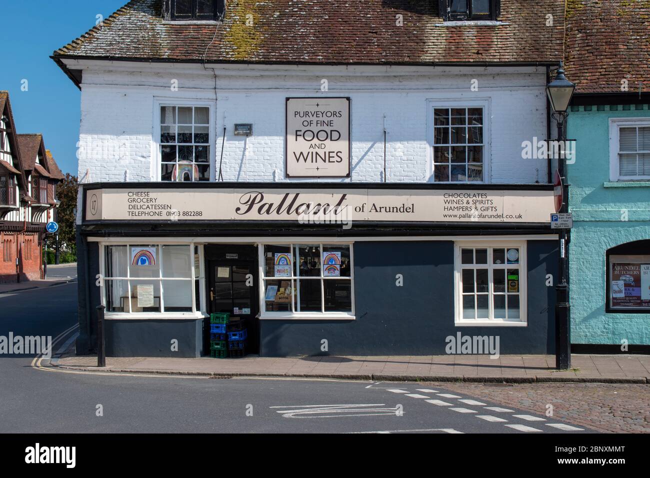 Arundel, West Sussex, Großbritannien, 15. Mai 2020, Pallant of Arundel ein unabhängiger Feinkosthändler und Weinhändler auf der Hauptstraße. Stockfoto