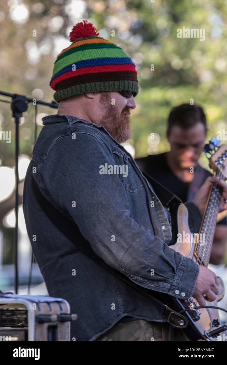 Bassist, in Rock and Roll Band, Auftritt bei Outdoor-Konzert Stockfoto