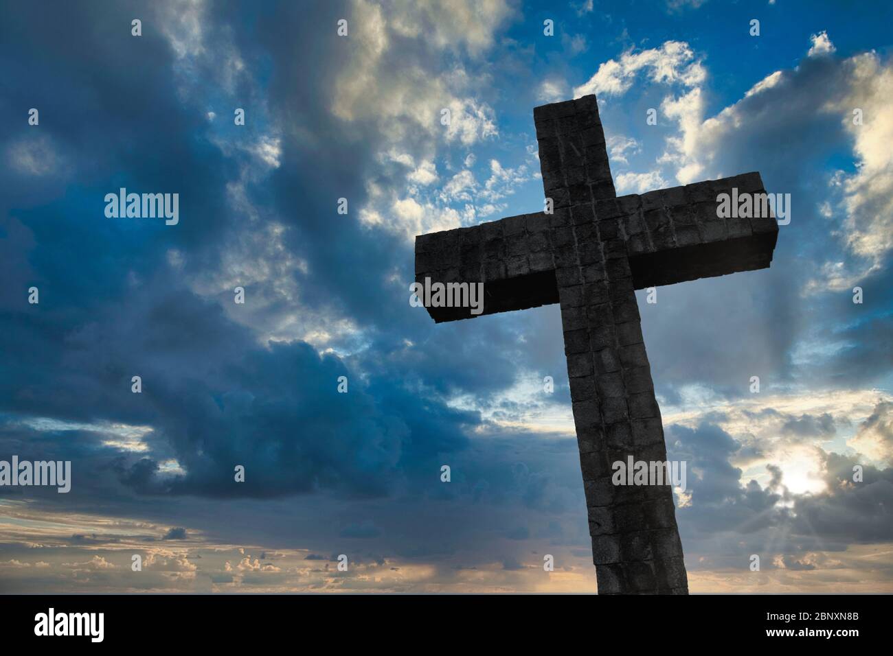 Ein Kreuz in einem Sonnenuntergang Himmel, Blick nach oben zum Himmel. Stockfoto