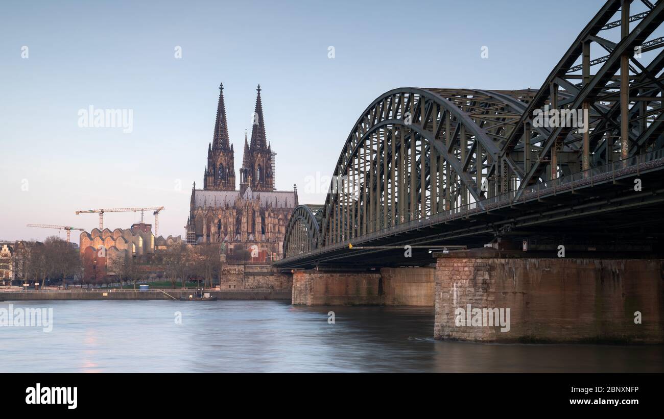 KÖLN, DEUTSCHLAND - 18. MÄRZ 2020: Panoramabild der Skyline der Stadt mit Dom und Rheinbrücke bei Tagesanbruch am 18. März 2020 in Stockfoto