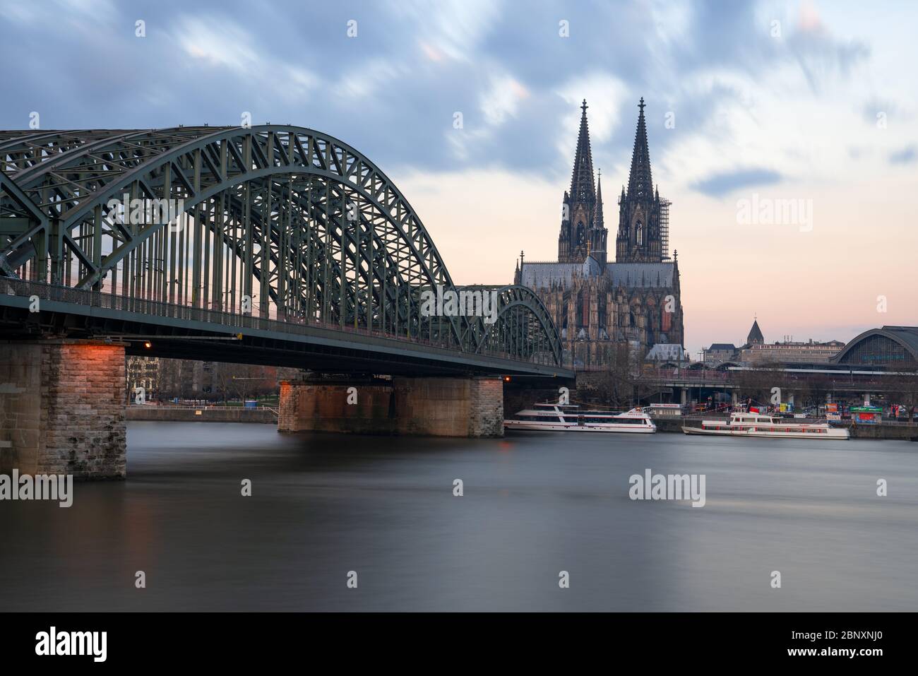 KÖLN, DEUTSCHLAND - 19. MÄRZ 2020: Panoramabild der Skyline der Stadt mit Dom und Rheinbrücke bei Tagesanbruch am 19. März 2020 in Stockfoto