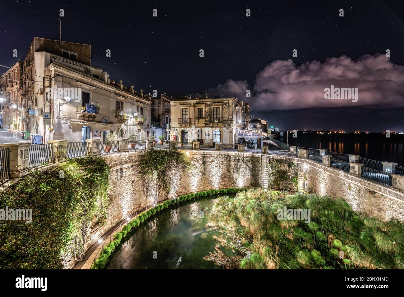Syrakus Sizilien. Quelle Aretusa in der Nacht. Stockfoto