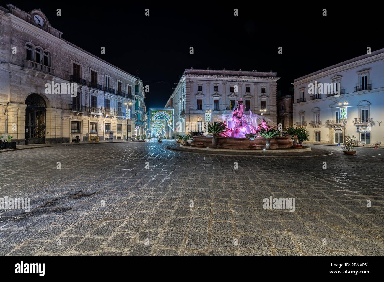 Syrakus Sizilien/ Italien - Dezember 28 2019: Arthemis-Brunnen auf dem Archimede-Platz. - Bild Stockfoto