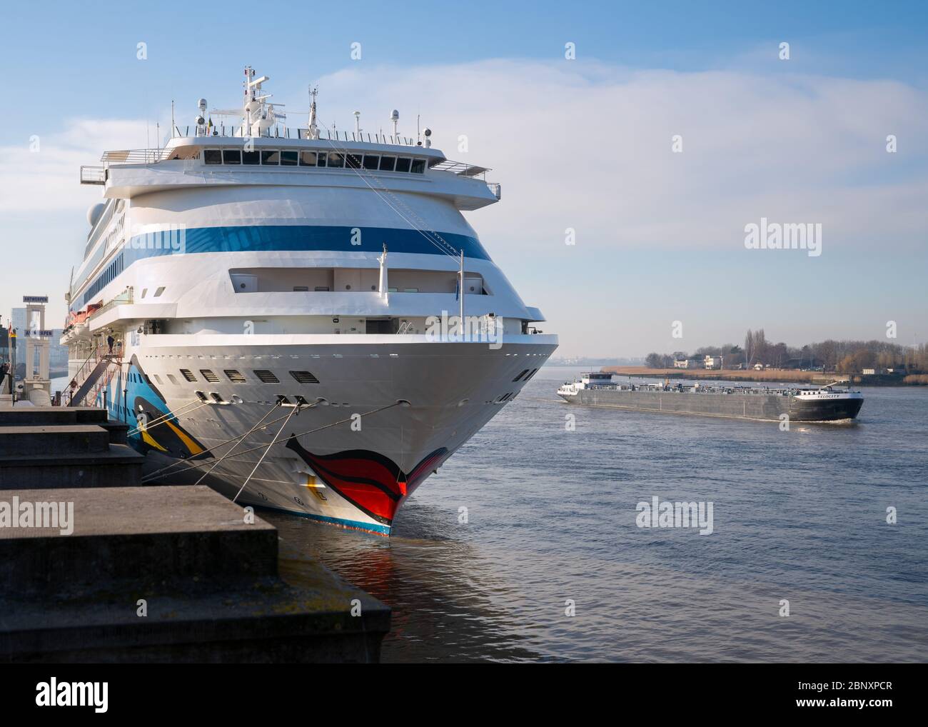 ANTWERPEN, BELGIEN - 6. FEBRUAR 2020: Kreuzfahrtschiff AIDA CARA im Hafen von Antwerpen am 6. Februar 2020 in Belgien Stockfoto