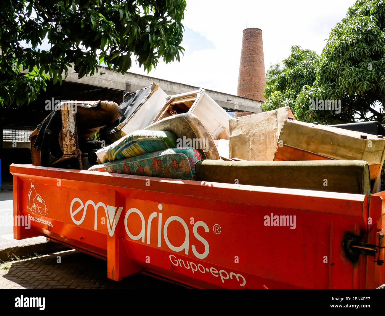 Medellin, Kolumbien, Oktober 15 2019: Ein Behälter mit Emvarias voll mit ausrangierten Möbeln, die bereit sind, entsorgt oder recycelt zu werden Stockfoto