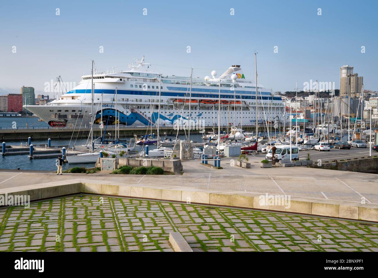 A CORUNA, SPANIEN - 2. FEBRUAR 2020: Kreuzfahrtschiff AIDA CARA im Hafen VON A Coruna, Hauptstadt Galiciens, am 2. Februar 2020 in Spanien Stockfoto