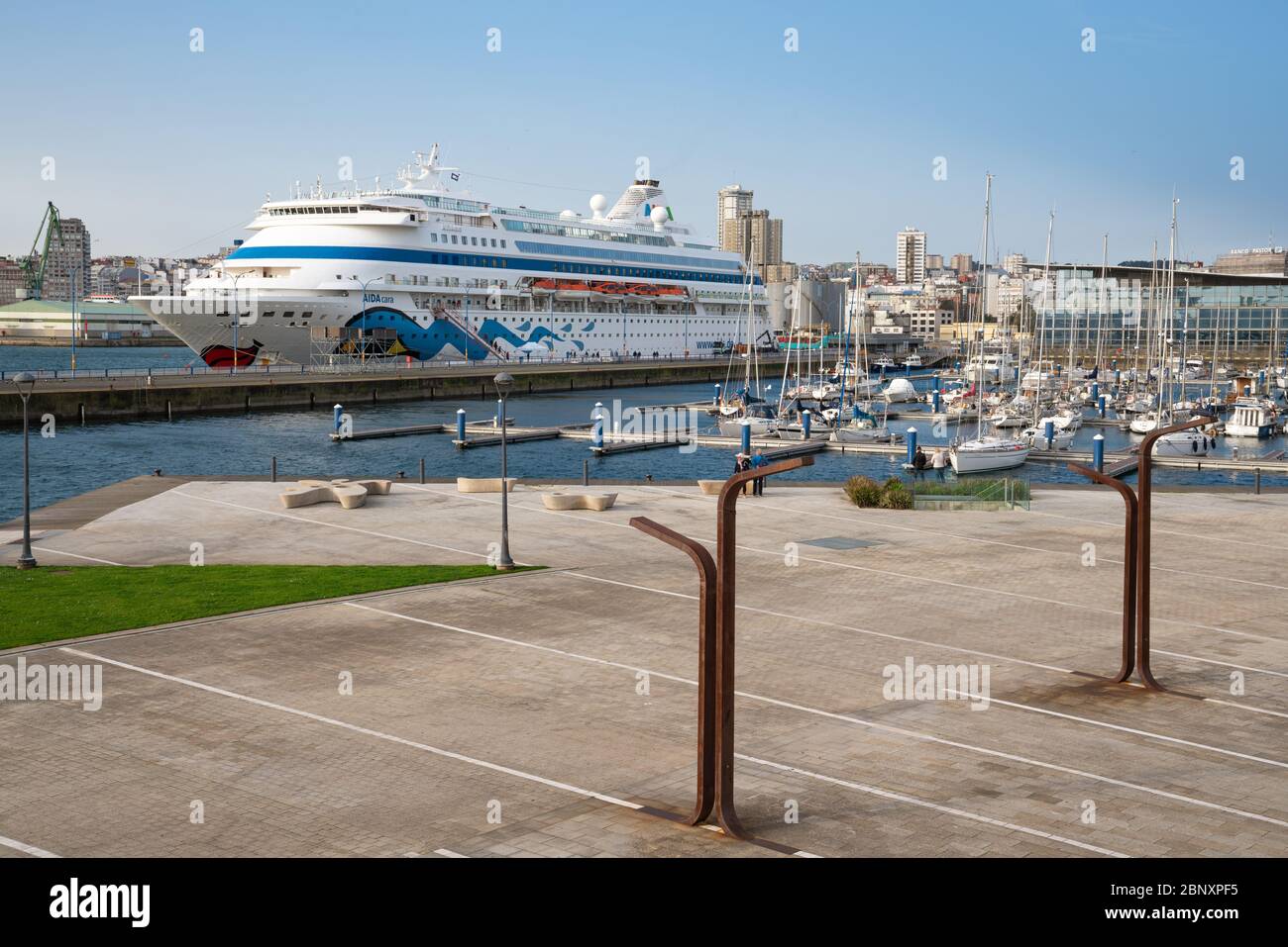 A CORUNA, SPANIEN - 2. FEBRUAR 2020: Kreuzfahrtschiff AIDA CARA im Hafen VON A Coruna, Hauptstadt Galiciens, am 2. Februar 2020 in Spanien Stockfoto