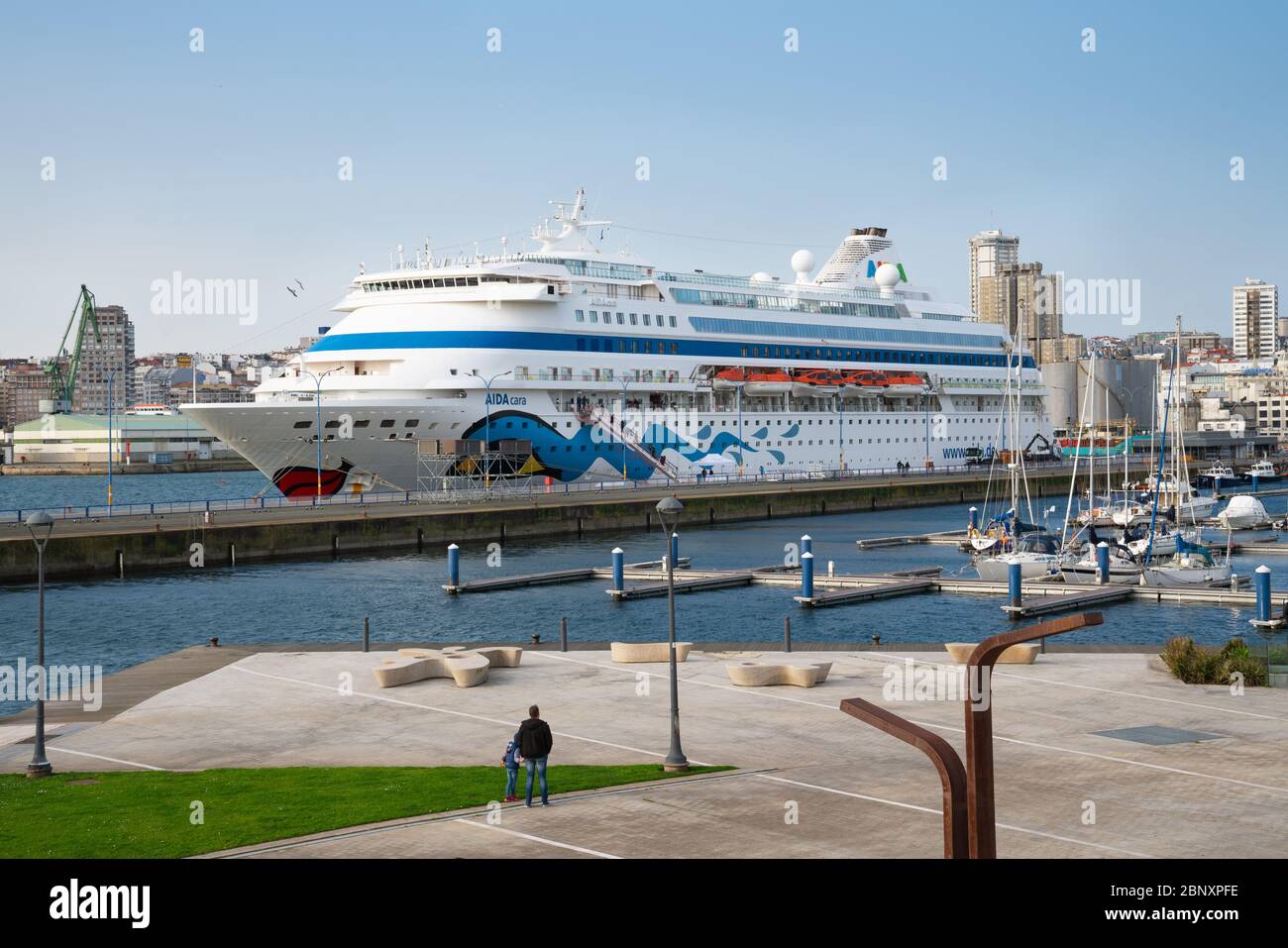 A CORUNA, SPANIEN - 2. FEBRUAR 2020: Kreuzfahrtschiff AIDA CARA im Hafen VON A Coruna, Hauptstadt Galiciens, am 2. Februar 2020 in Spanien Stockfoto