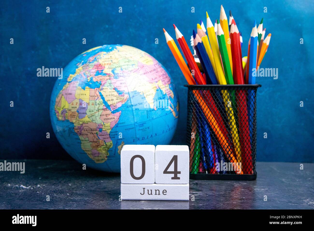4. Juni auf dem Holzkalender.der vierte Tag des Sommers Monat, ein Kalender für den Arbeitsplatz. Sommer Stockfoto