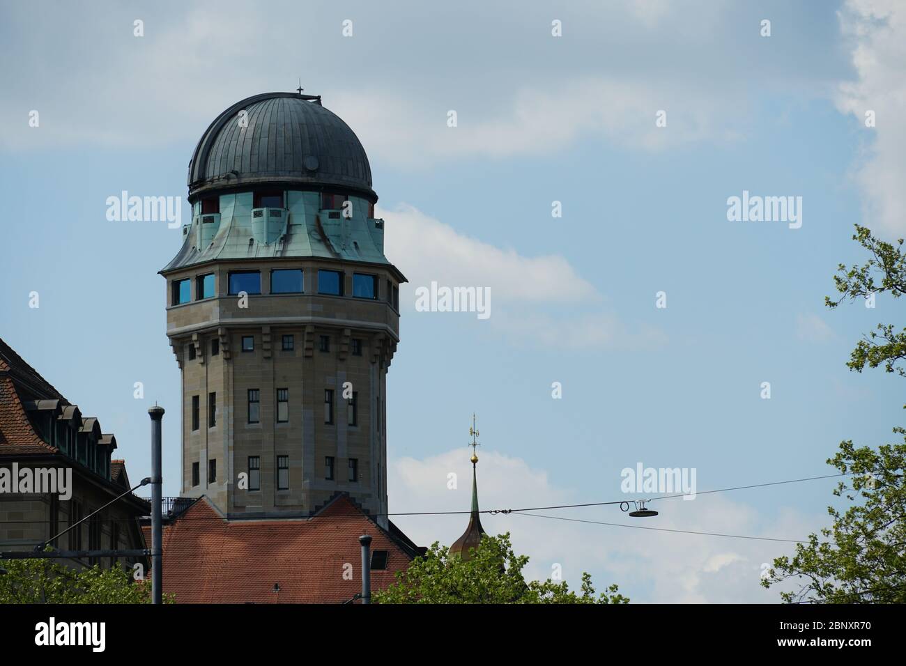 Ein Turm der öffentlichen Zürcher Sternwarte namens Urania in der Innenstadt während der Coronavirus Covid-19-Infektion gesperrt geschlossen, Stockfoto