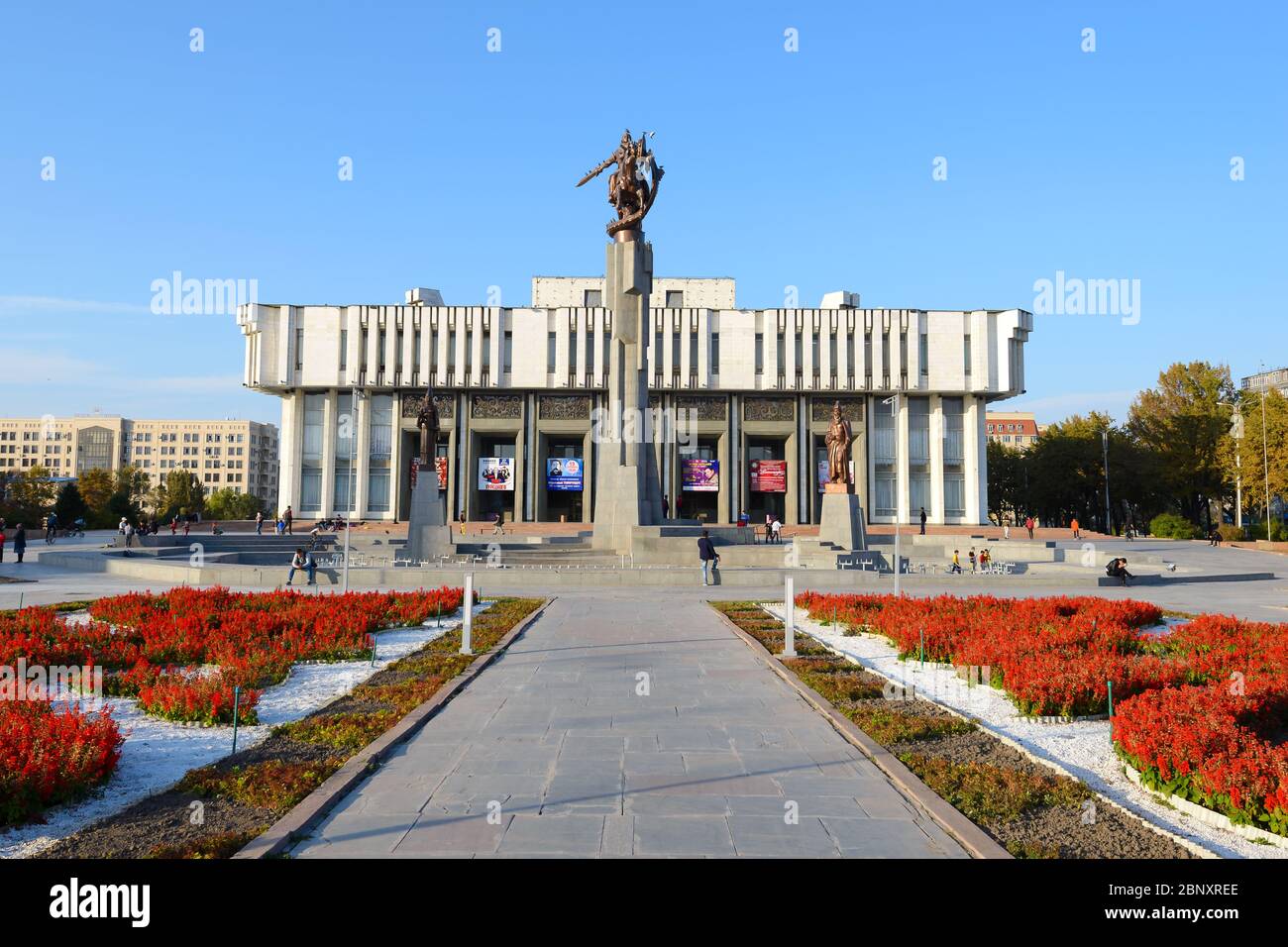 Kirgisische Nationalphilharmonie in Bischkek, Kirgisistan, benannt zu Ehren von Toktogul Satylganov und in der Sowjetzeit im brutalistischen Stil erbaut. Stockfoto