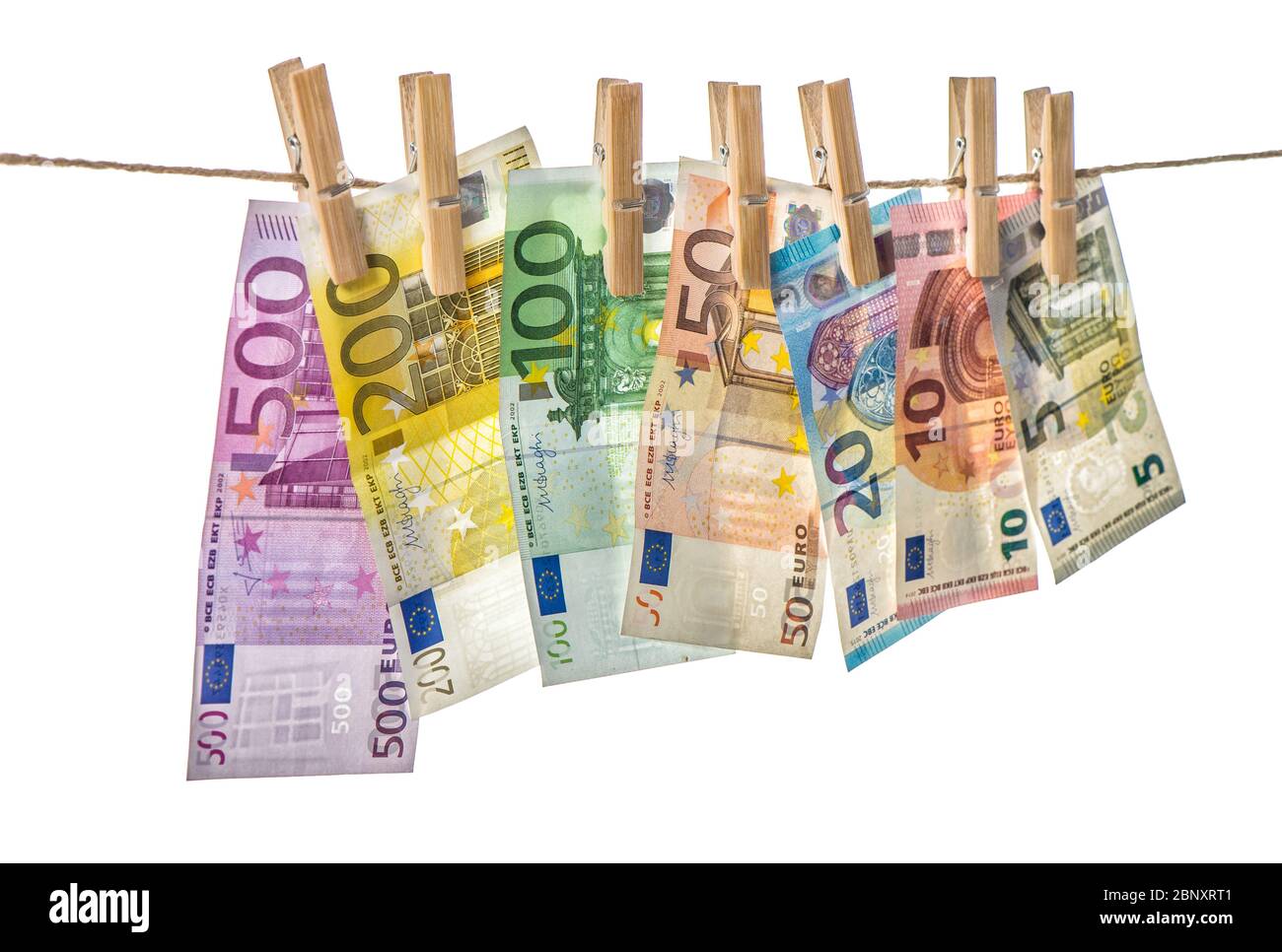 Geld-Hintergrund. Euro-Banknoten hängenden Seil mit Wäscheklammern Stockfoto