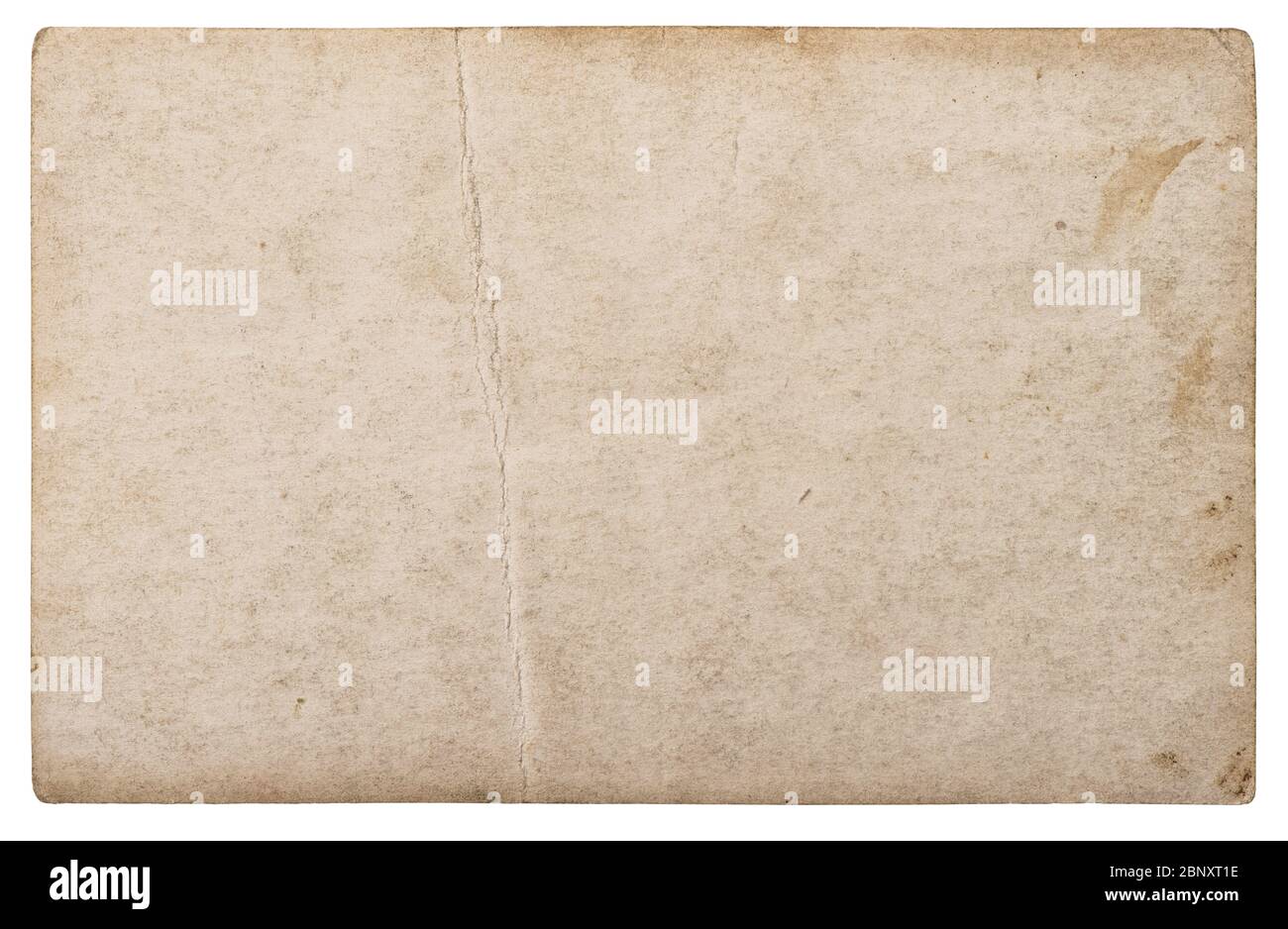 Gebrauchter Papierbogen isoliert auf weißem Hintergrund. Alte Pappstruktur Stockfoto