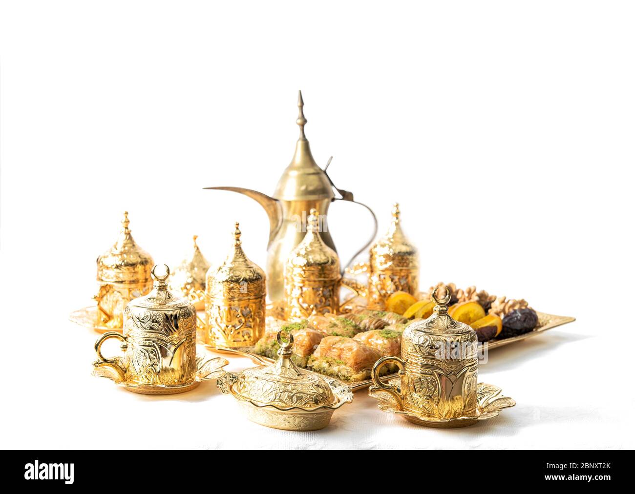 Kaffee Tee Tassen, süße Speisen, Freude und goldene Dekoration. Orientalische Gastfreundschaft Stockfoto