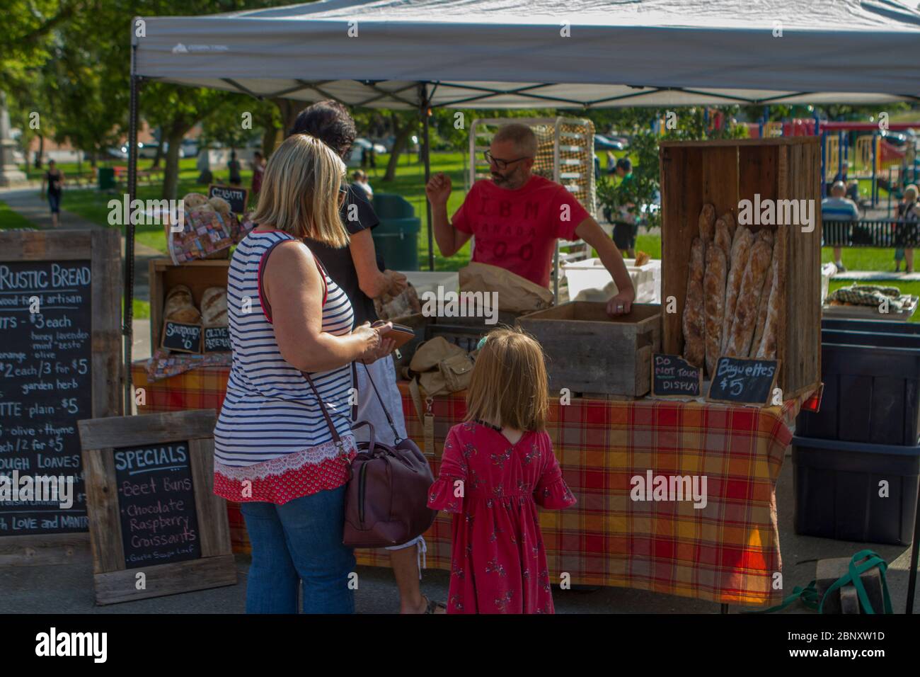Menschen einkaufen auf dem Bauernmarkt im Freien, an einem suny-Tag. Stockfoto