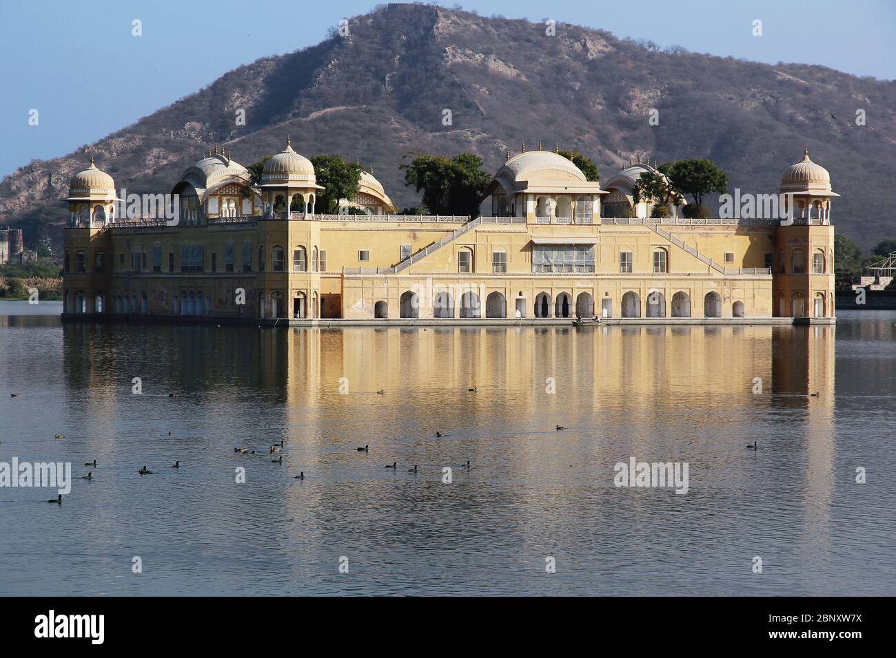 JAL Mahal Palast in der Mitte des Sees in der Nähe von Jaipur, Indien. Stockfoto