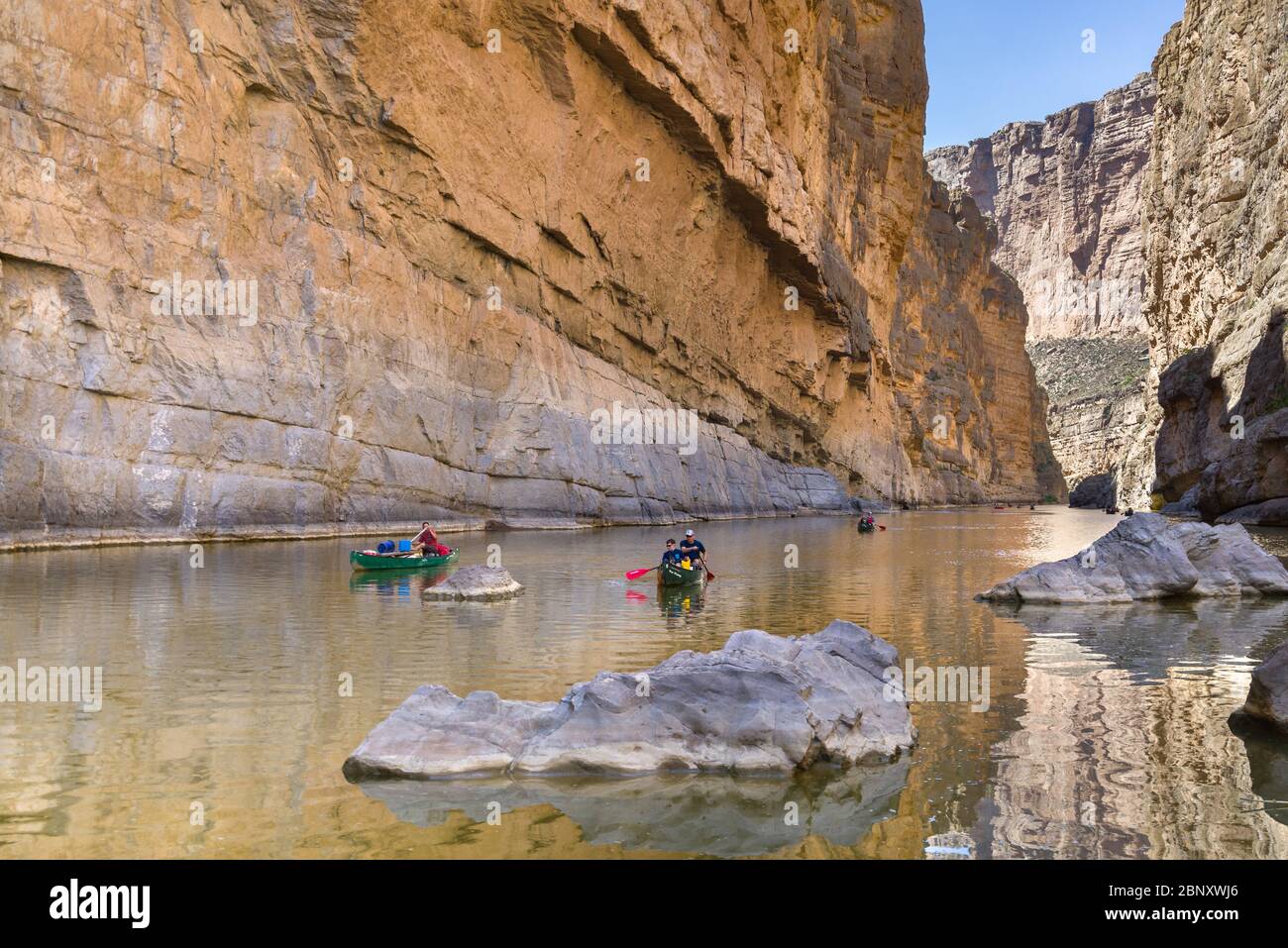 Touristen auf Flößen oder Kanus Rafting auf dem Rio Grande durch Santa Elena Canyon, Big Bend National Park, Texas Stockfoto