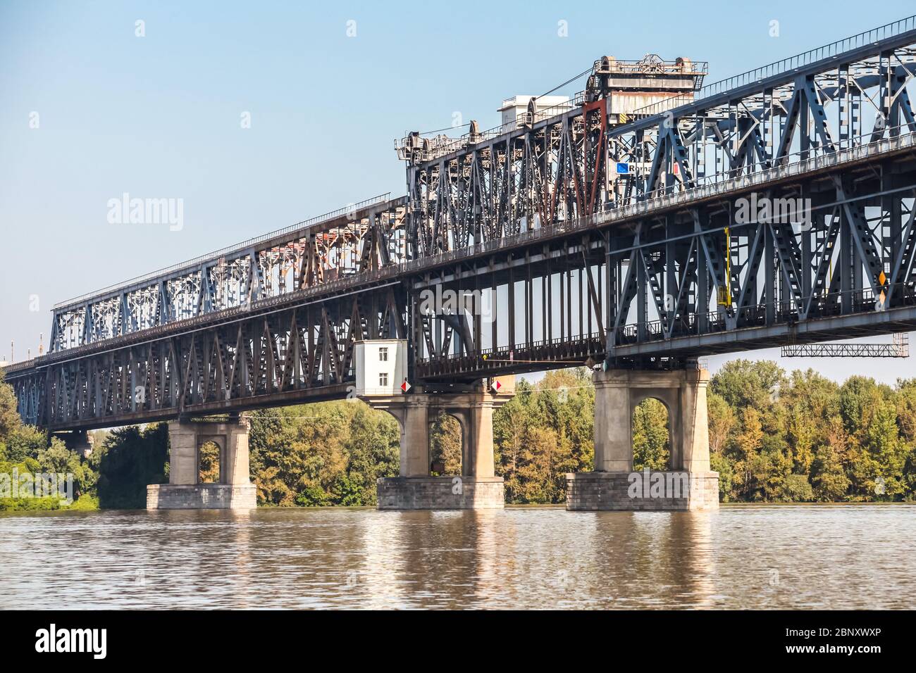 Donaubrücke im Sommer. Stahltrassbrücke über die Donau, die bulgarische und rumänische Ufer zwischen Ruse und Giurgiu verbindet Stockfoto