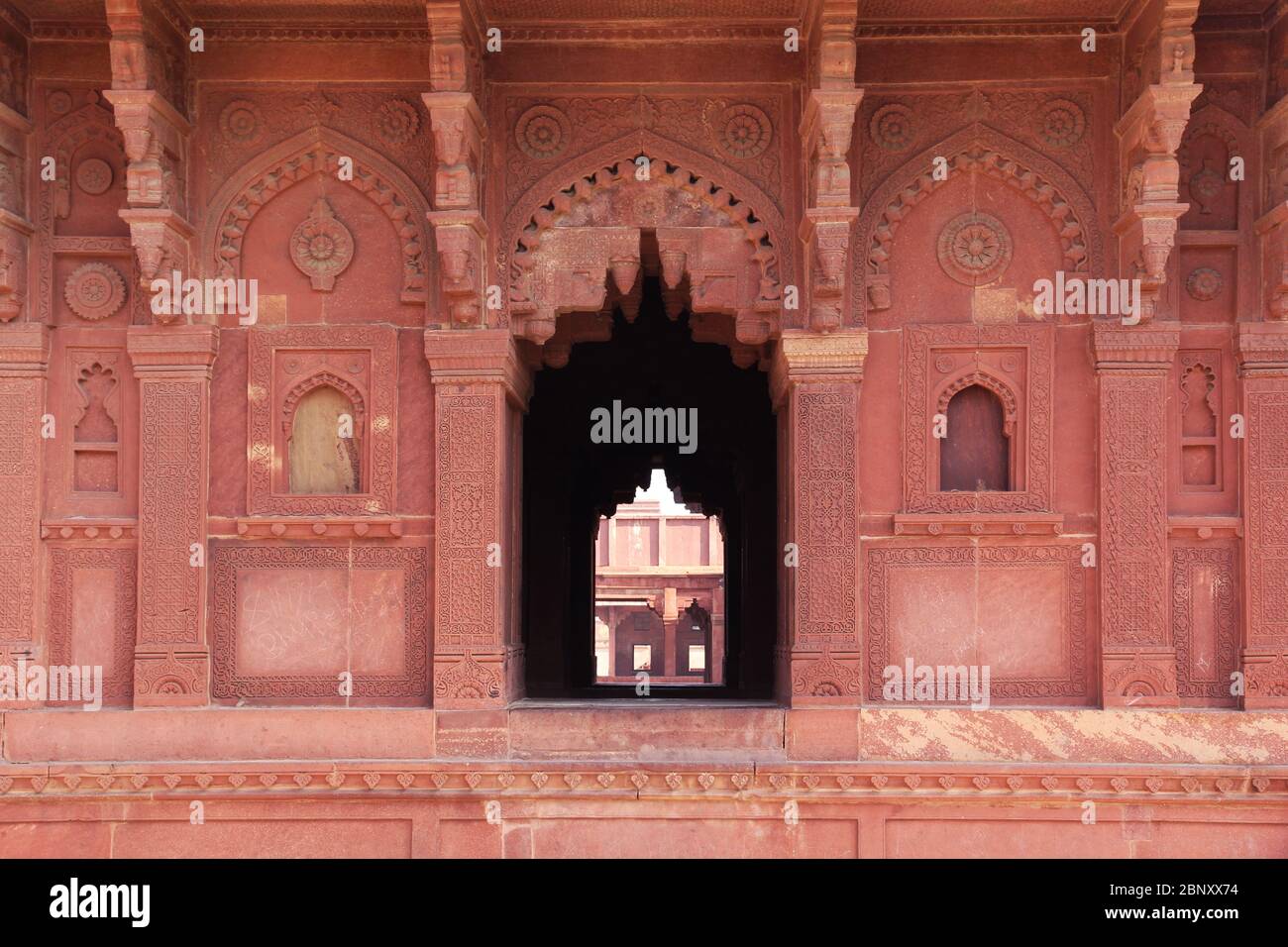 Beeindruckender Palast aus rotem Stein aus dem 16. Jahrhundert in Indien (Fatehpur Sikri) Stockfoto