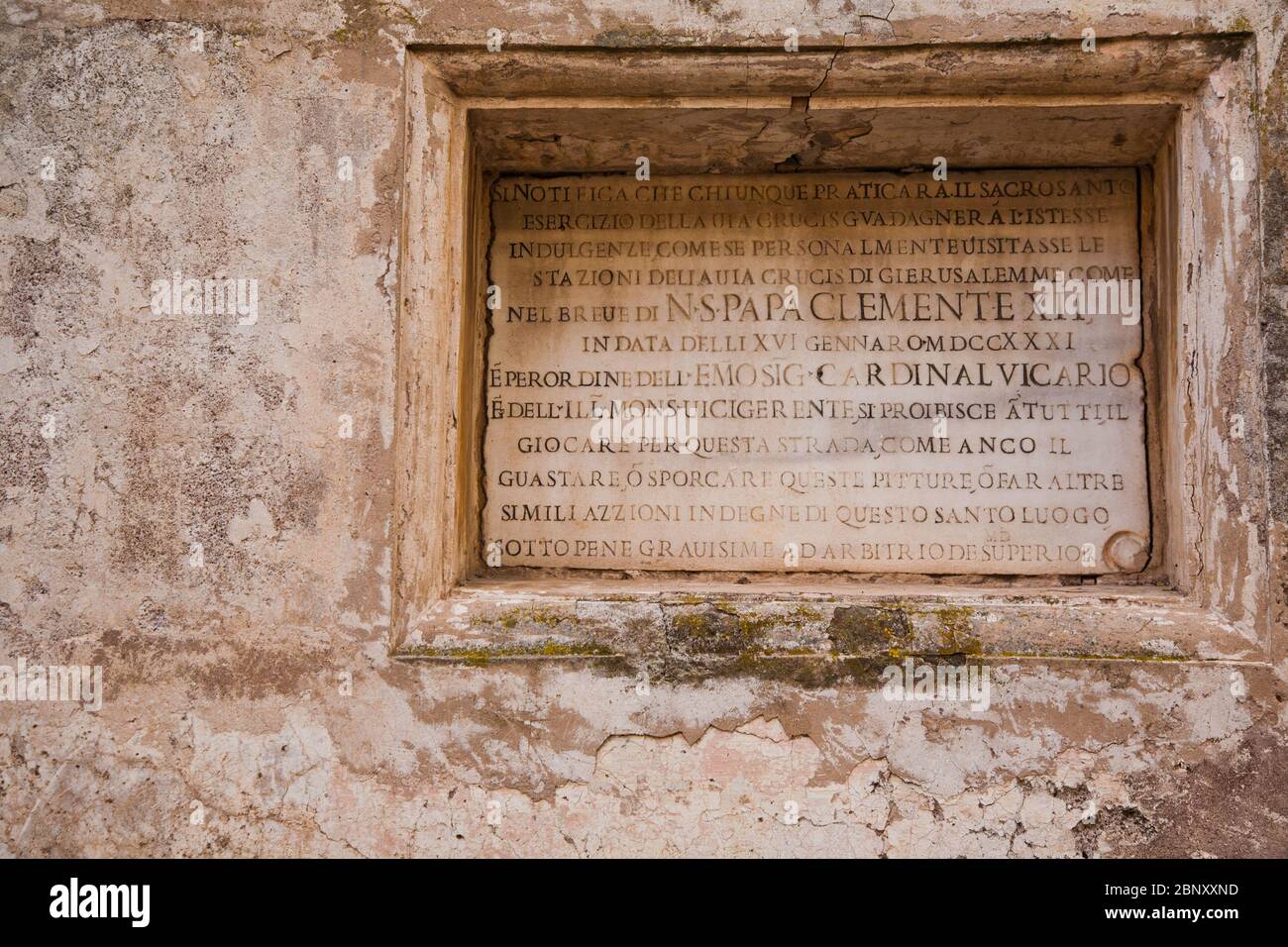 In die Außenwand einer Kirche in Rom angebrachte Gedenktafel zum Gedenken an Papst Clemente XII Stockfoto