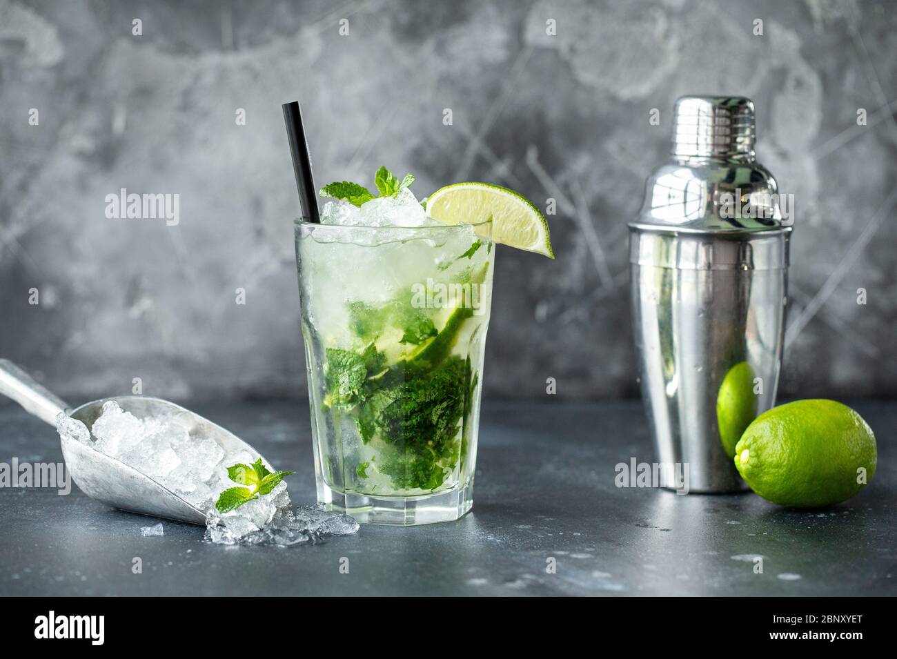 Caipirinha Cocktail mit Limette, Minze, Eis. Getränke machen Bar Werkzeuge, Shaker, Zutaten Stockfoto