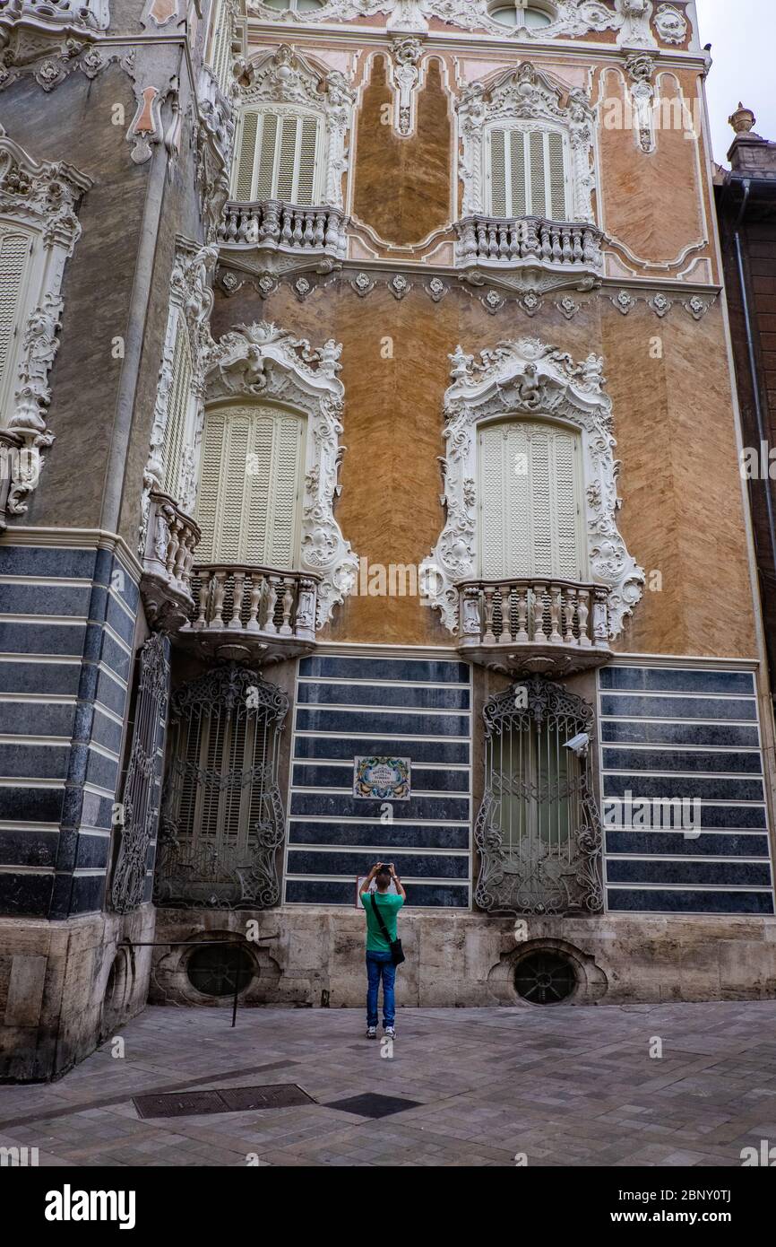 Valencia, Spanien: 13. Juni 2015 - Touristische Fotos die Details der Fassade des "Marqués de Dos Aguas" Palastes (Marquis der zwei Wasser). Stockfoto