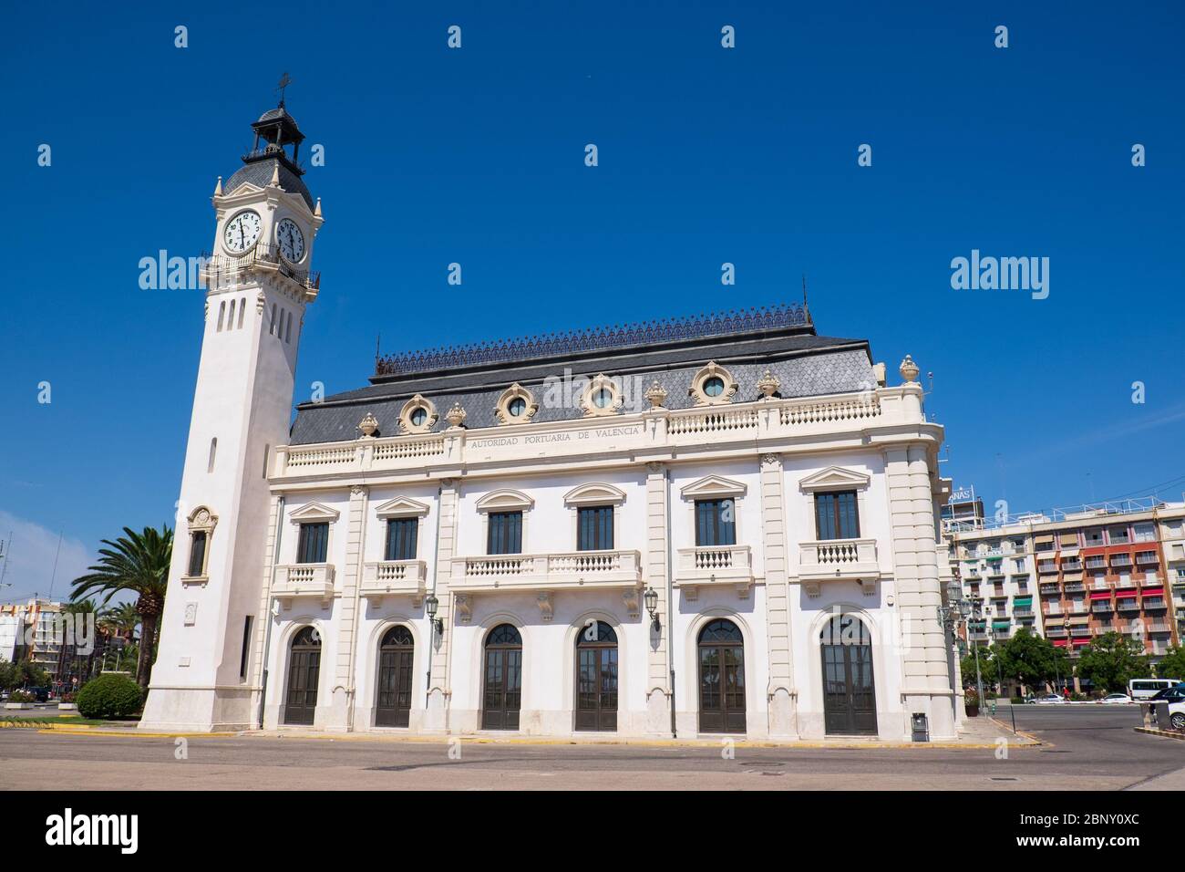 Valencia, Spanien: 14. Juni 2015 - Uhrgebäude im Hafen von Valencia in der Gegend von La Marina de València, Spanien Stockfoto