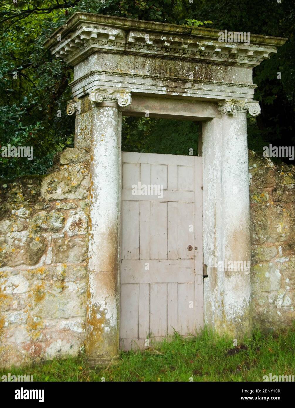 Hampton Court Gate ein klassisches Tor zum Appuldurcombe House Pleasure Ground im Appuldurcombe Park Stockfoto