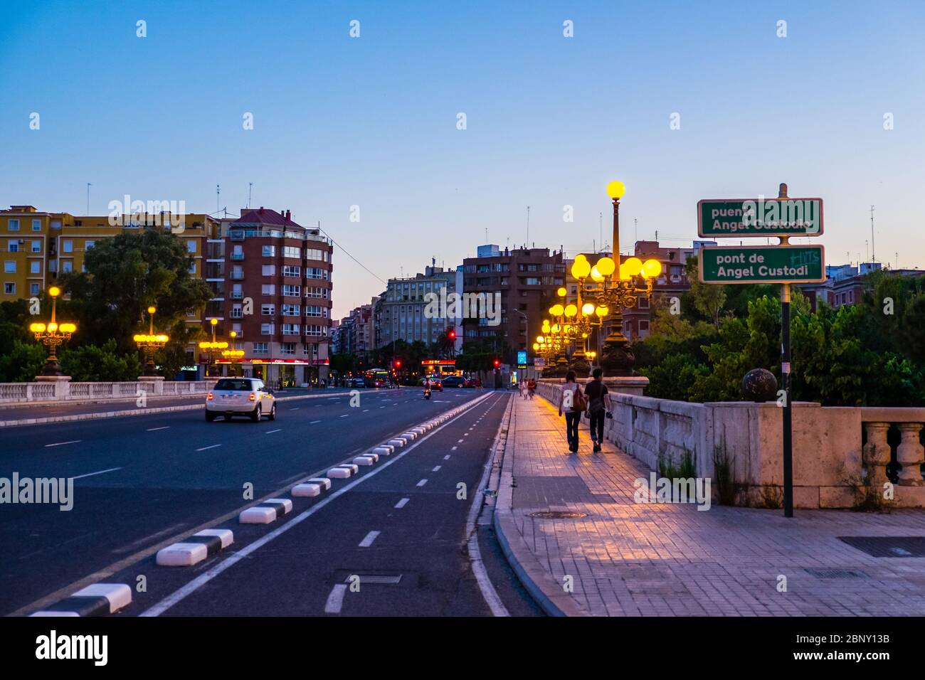 Valencia, Spanien: 14. Juni 2015 - Spaziergang auf einer der großen Brücken von Valencia bei Sonnenuntergang Stockfoto