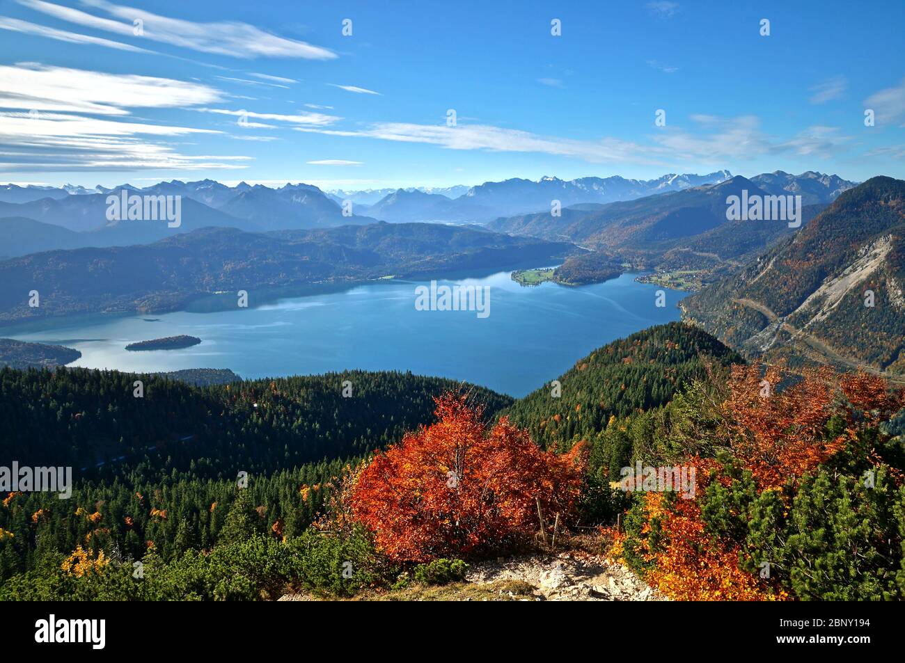 Panoramablick mit buntem Herbstwald der schönen bayerischen alpen und Walchensee vom Jochberg aus gesehen Stockfoto