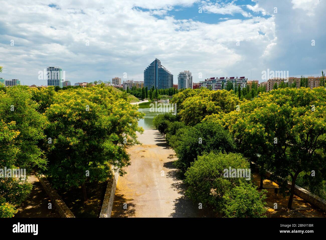 Blick auf die Paläste von Valencia von einem der vielen Gärten, die in der Stadt verstreut sind, Spanien Stockfoto