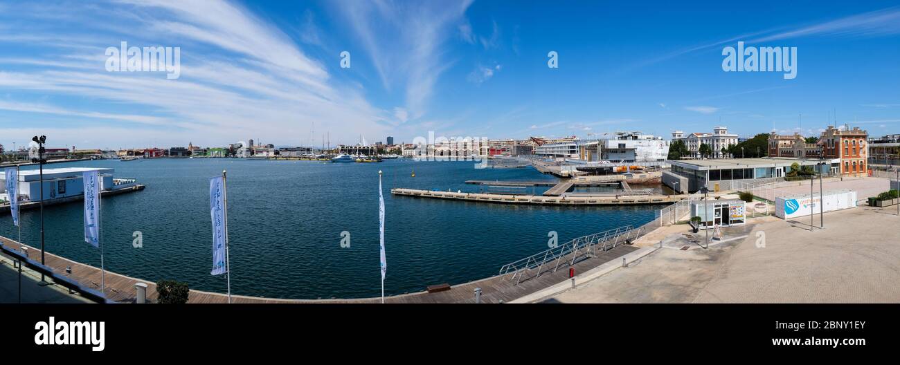 Valencia, Spanien: 14. Juni 2015 - Panoramablick auf den Hafen von Valencia Stockfoto
