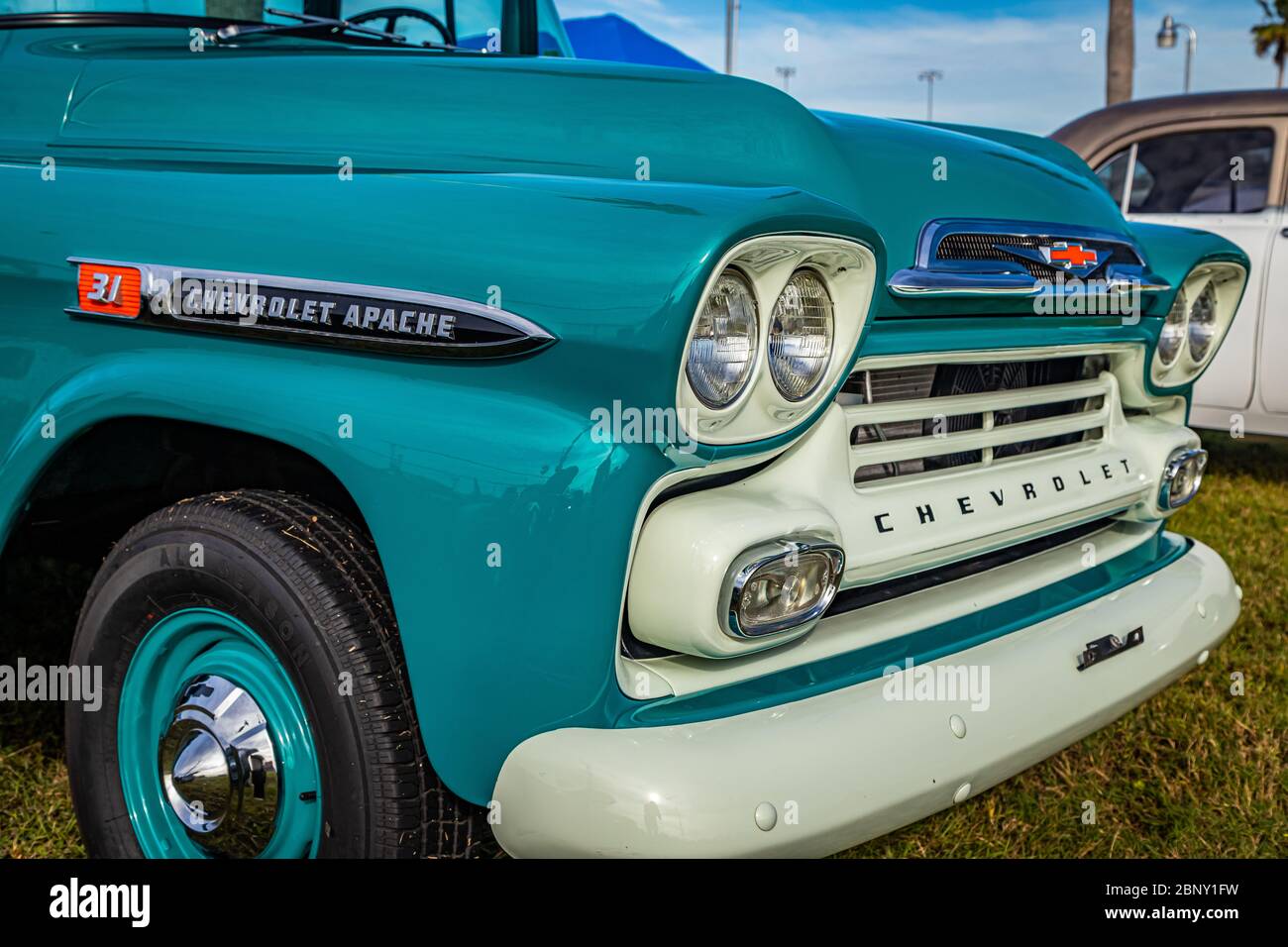 Daytona Beach, FL / USA- 24. November 2018: Grüner Chevrolet Apache Pickup Truck 1959 beim Herbst 2018 Daytona Turkey Run. Stockfoto