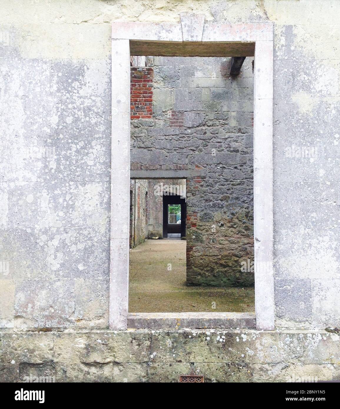 Blick durch ein Fenster des Appuldurcombe House. Jetzt eine Ruine Stockfoto