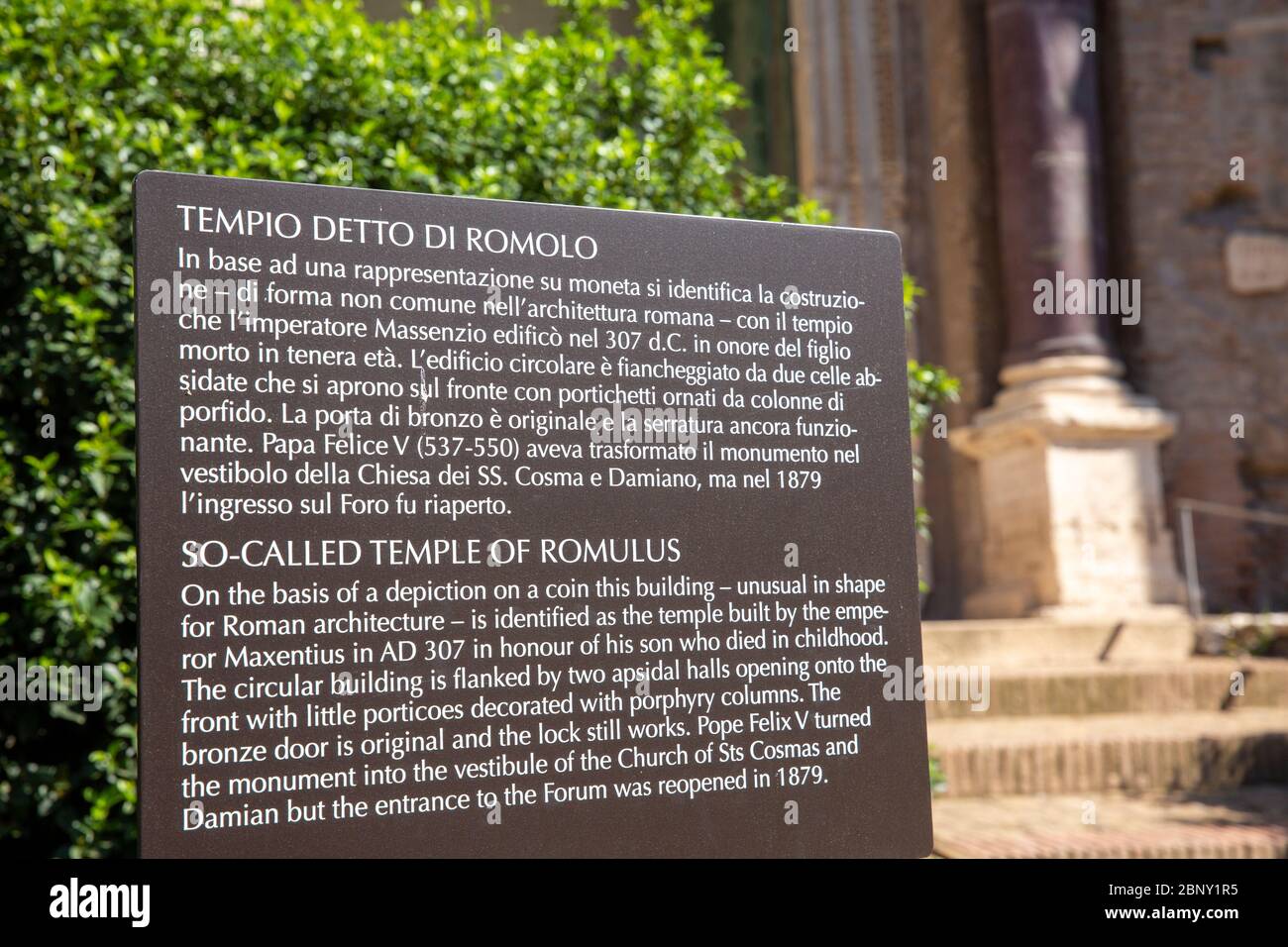 Das Forum in Rom antike Geschichte und Zeichen für die Tempel von Romulus Stockfoto