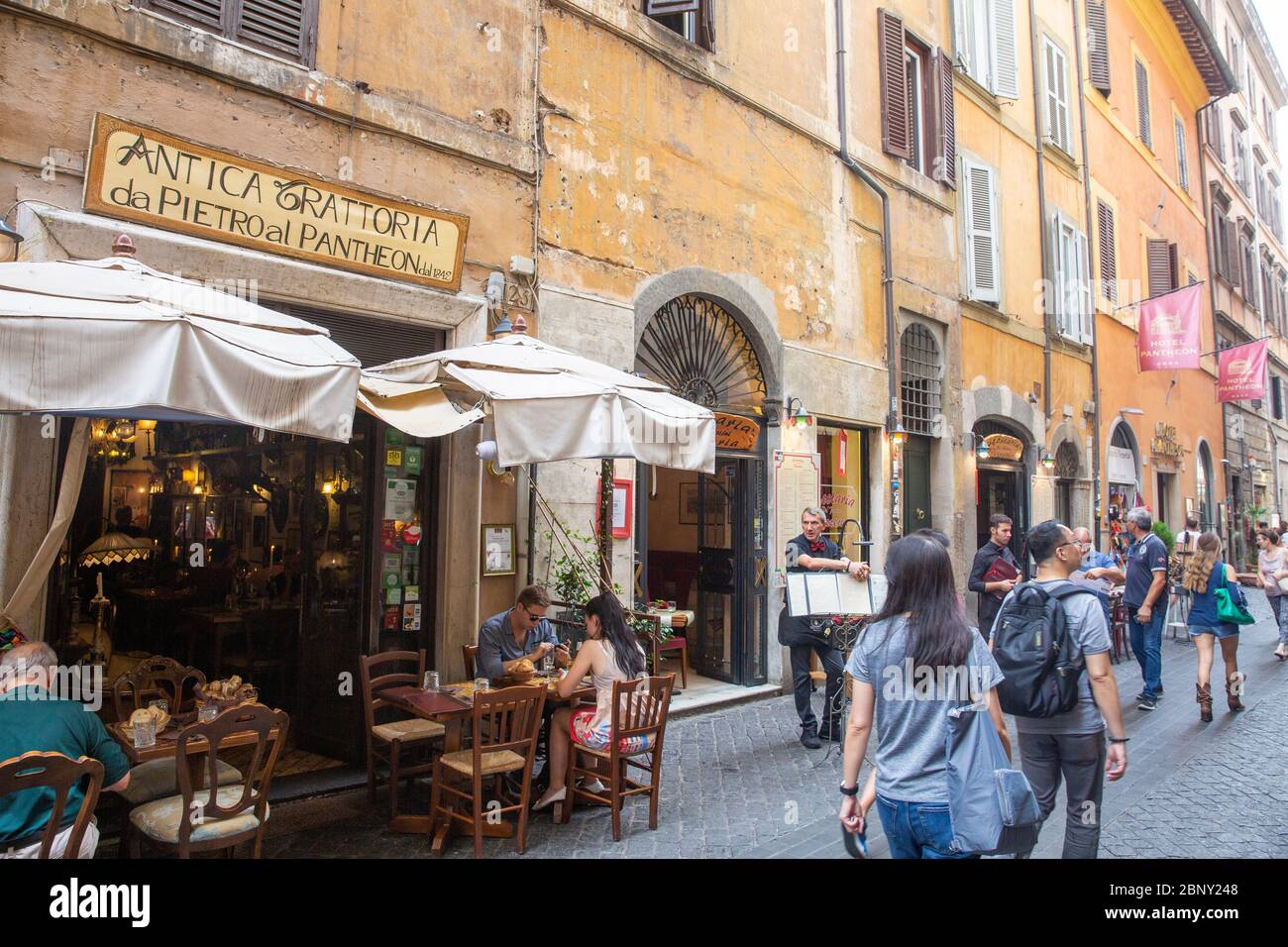 Romecity Zentrum und Menschen schlendern durch die Straßen von Rom und Genießen Sie das Mittagessen in einem lokalen Café-Restaurant, Italien Stockfoto