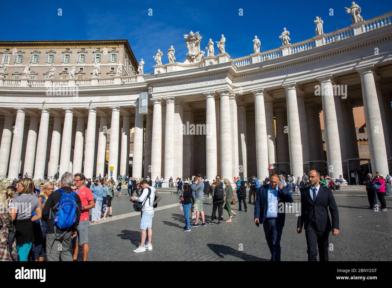 Große Menschenmassen versammeln sich in der Petersbasilika Vatikan zu sehen Und hören Sie vom Papst auf den großen Bildschirmen errichtet, Rom, Italien Stockfoto