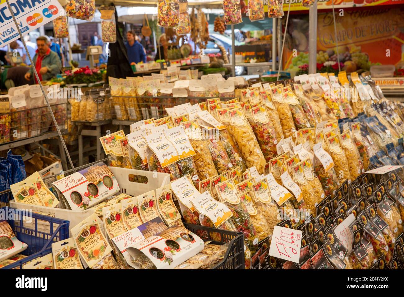 Pasta wird auf einem Stand auf einem Straßenmarkt in Rom, Italien verkauft Stockfoto