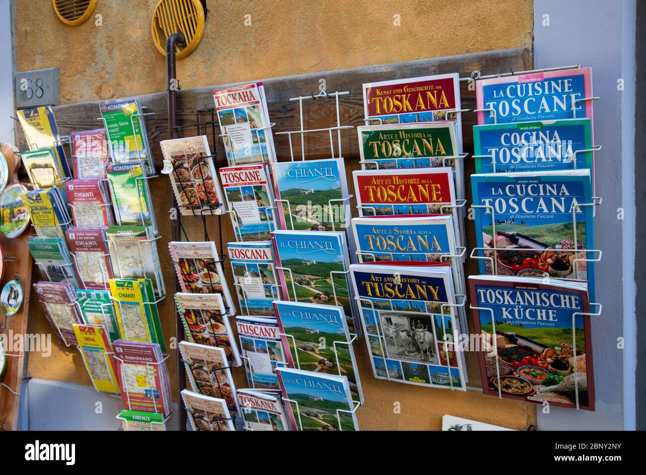 Italienische Reiseführer und Karten zum Verkauf in einem kleinen Geschäft in der Toskana, Italien Stockfoto
