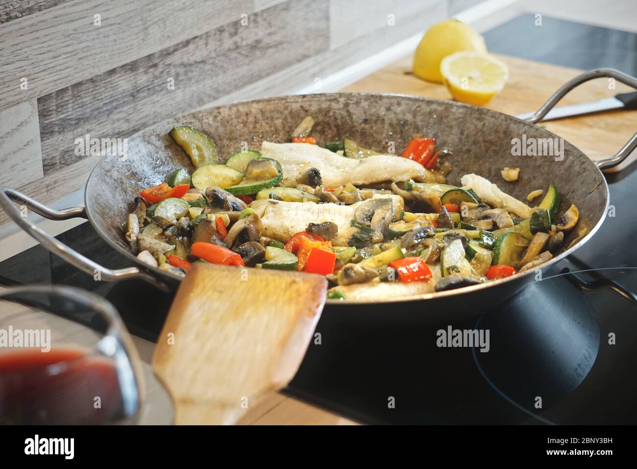 Fischgericht in Pfanne mit gebratenem Zander, Zucchini, Pfeffer, Pilzen Stockfoto