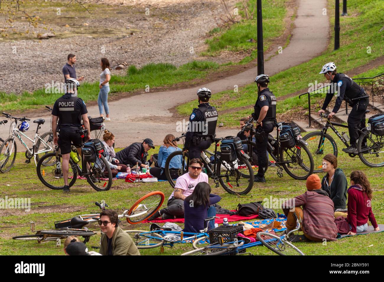 Montreal, Kanada - 16. Mai 2020: Polizei patrouilliert in öffentlichen Parks, um die Gesetze zur physischen Entfernung des Coronavirus im Lafontaine Park durchzusetzen Stockfoto