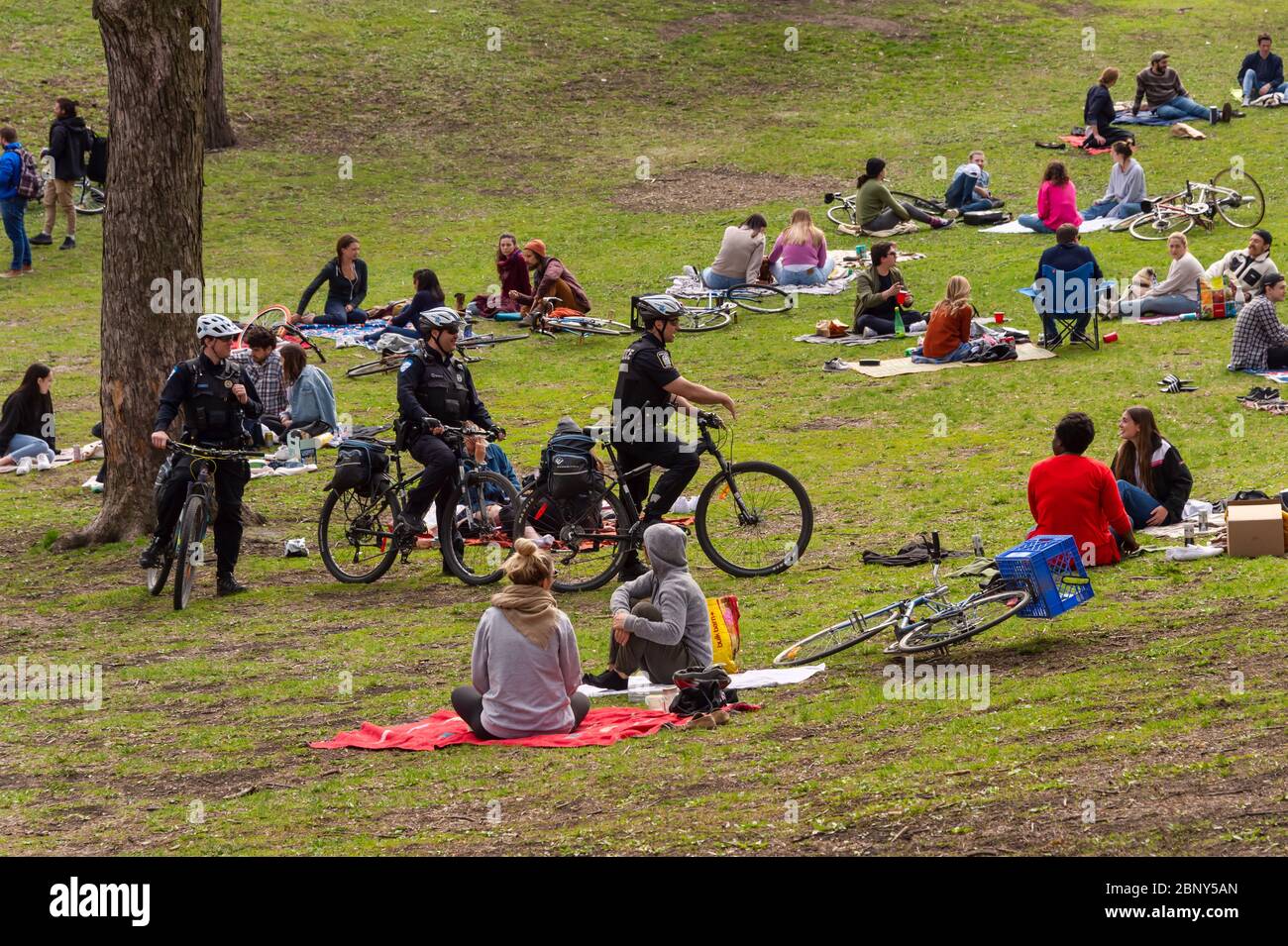 Montreal, Kanada - 16. Mai 2020: Polizei patrouilliert in öffentlichen Parks, um die Gesetze zur physischen Entfernung des Coronavirus im Lafontaine Park durchzusetzen Stockfoto